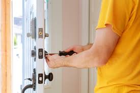 Técnico profissional trabalhando em porta com ferramentas especializadas